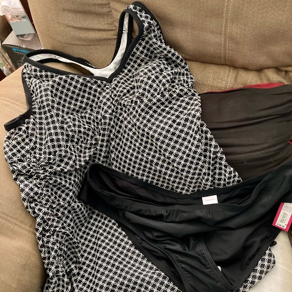 Tankini in black and white with rushing on sides.  It also has a racer back.  3X - Picture 2 of 2